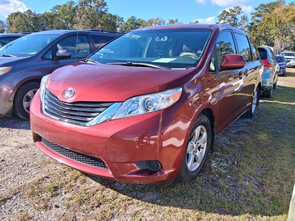 2011 Toyota Sienna LE's photo
