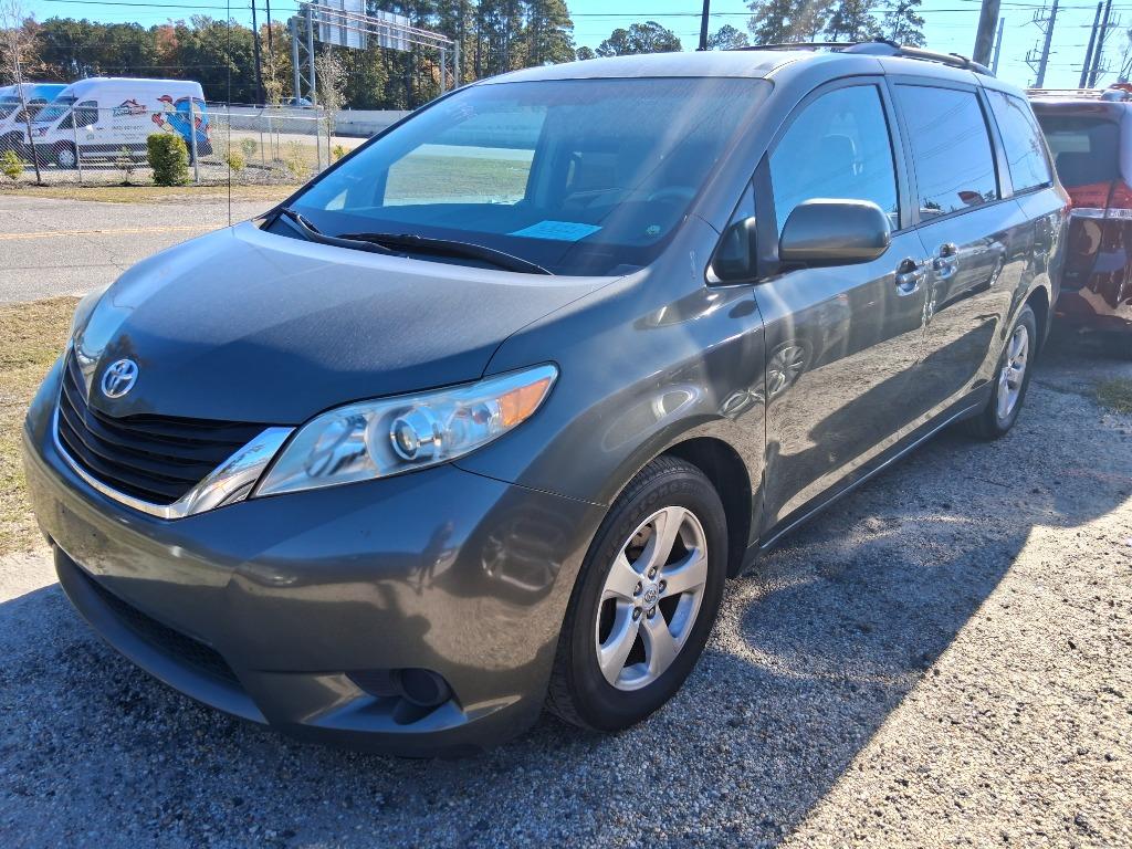 2011 Toyota Sienna LE's photo