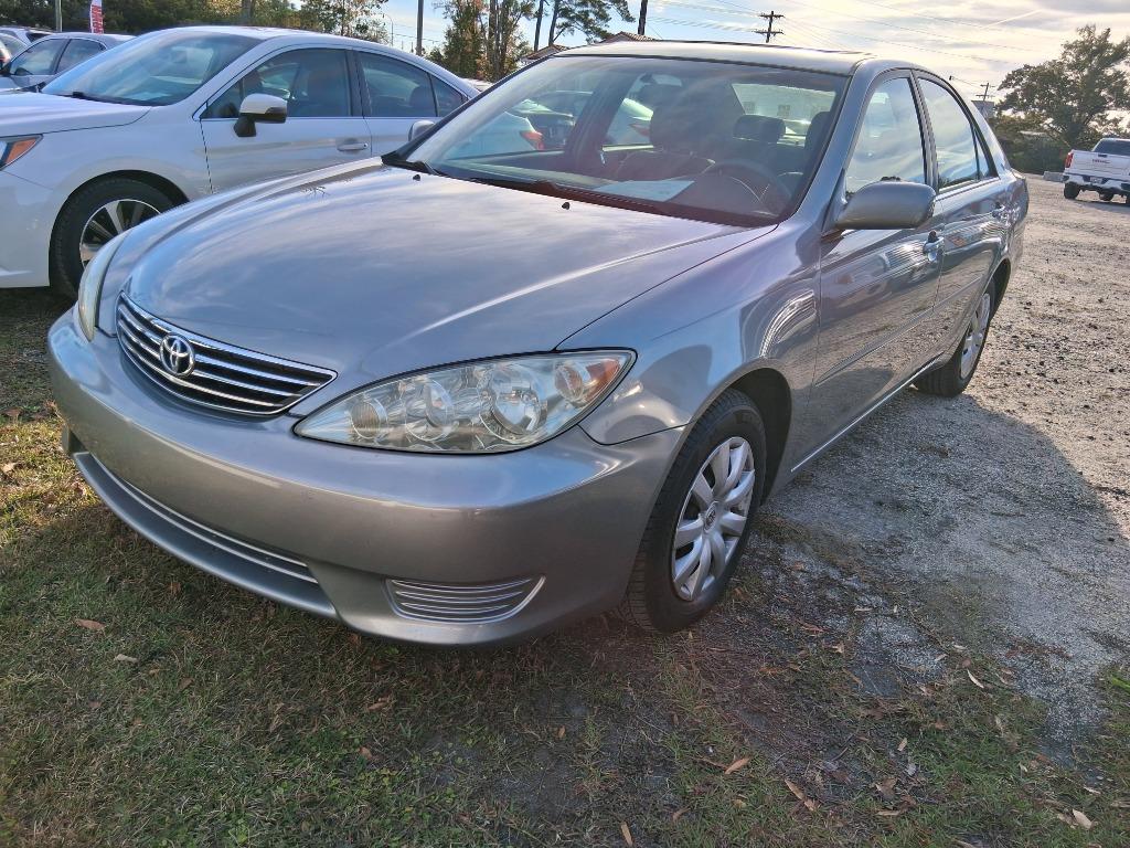 2005 Toyota Camry SE's photo